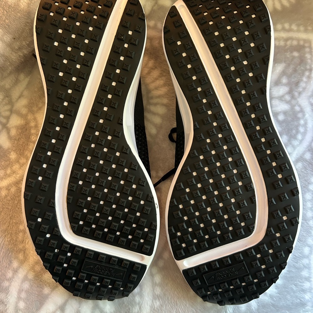 NEW Nike Interact Run Sneakers - Women’s size 11 - never worn! - Picture 8 of 10